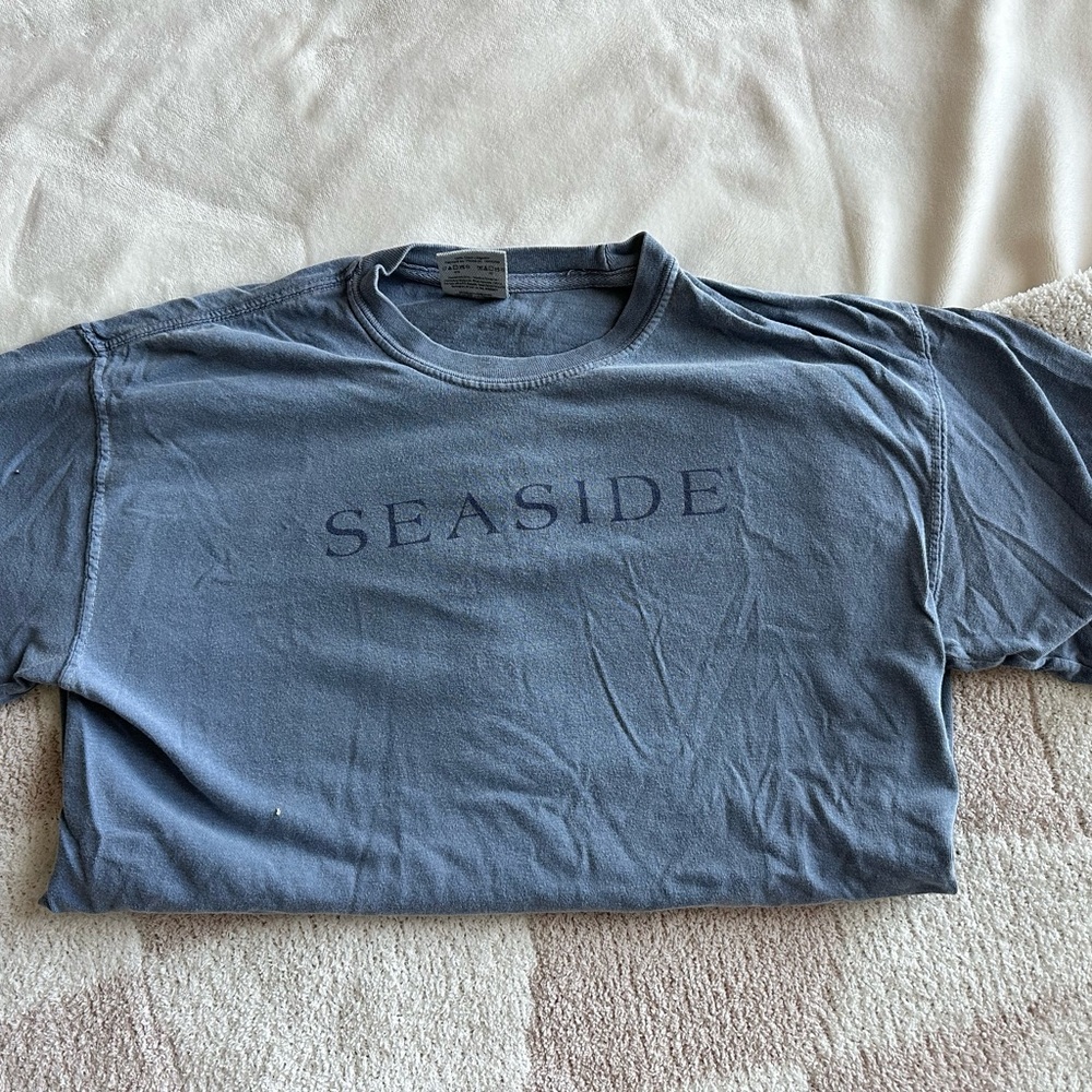 Size Medium navy blue seaside t shirt!